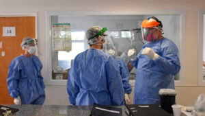 Lee más sobre el artículo Fabiola Rodríguez Somoza: «Hay un imaginario como que uno toma decisiones al azar pero hay un centro coordinador de camas. Entran a nuestro hospital los pacientes, hay todo un equipo médico, tratante y que va tomando decisiones según criterios médicos.”