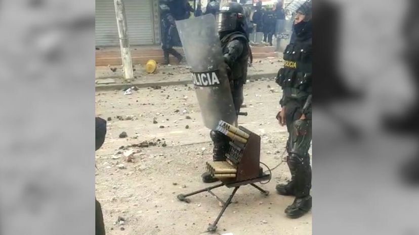 Lee más sobre el artículo Venom, la cuestionada arma de los antidisturbios en Colombia