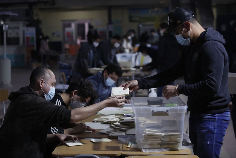 Lee más sobre el artículo Chile castiga a los partidos políticos tradicionales en sus elecciones constituyentes