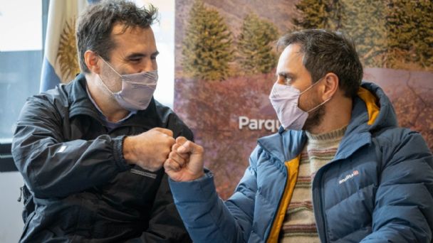 En este momento estás viendo El ministro Cabandié firmó en Neuquén un convenio para abastecer de energía renovable a parques nacionales