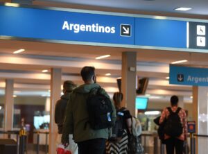 Lee más sobre el artículo Migraciones detectó que el 32% de quienes ingresaron al país no cumple la cuarentena