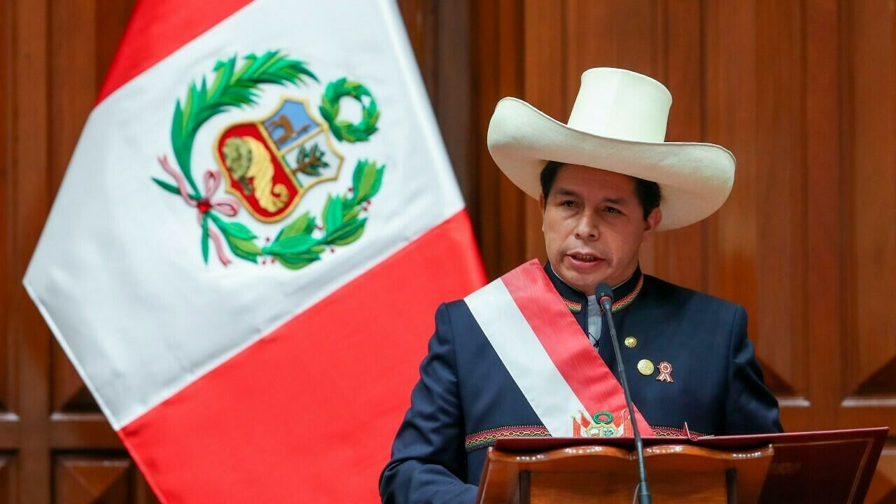 Lee más sobre el artículo Perú: Castillo presentó a 16 ministros tras una juramentación simbólica ante miles de campesinos