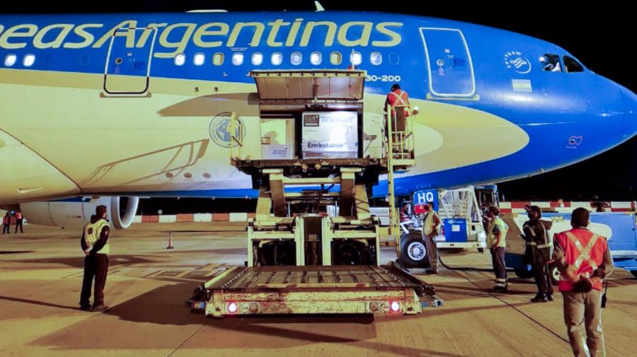 En este momento estás viendo El gobierno prepara 10 vuelos de Aerolíneas a China para traer 8 millones de vacunas Sinopharm