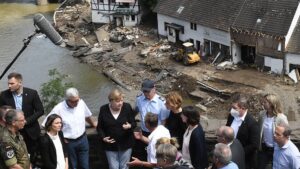 Lee más sobre el artículo Merkel recorrió las áreas devastadas por las inundaciones