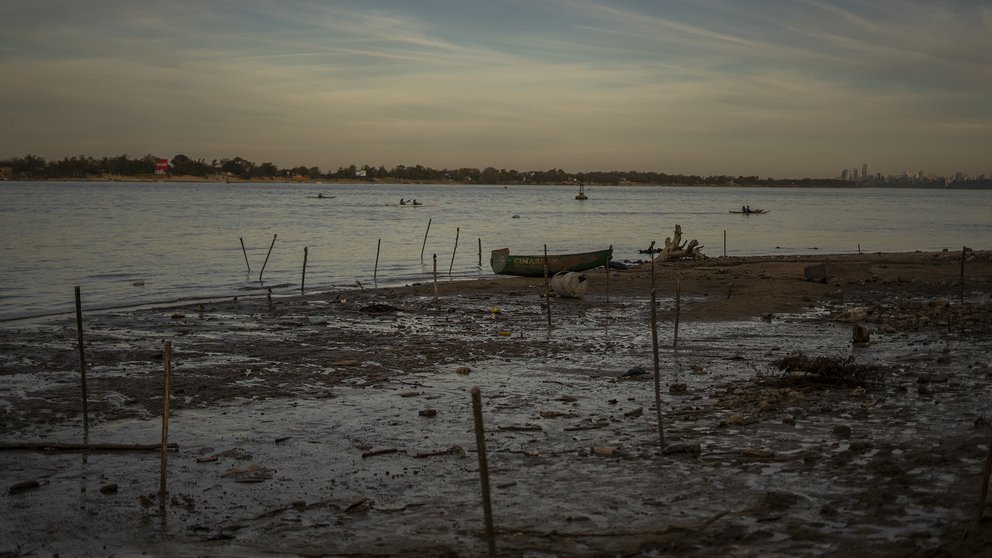 En este momento estás viendo Alarma por la bajante del río Paraná: el Gobierno pide limitar el consumo de agua en 7 provincias