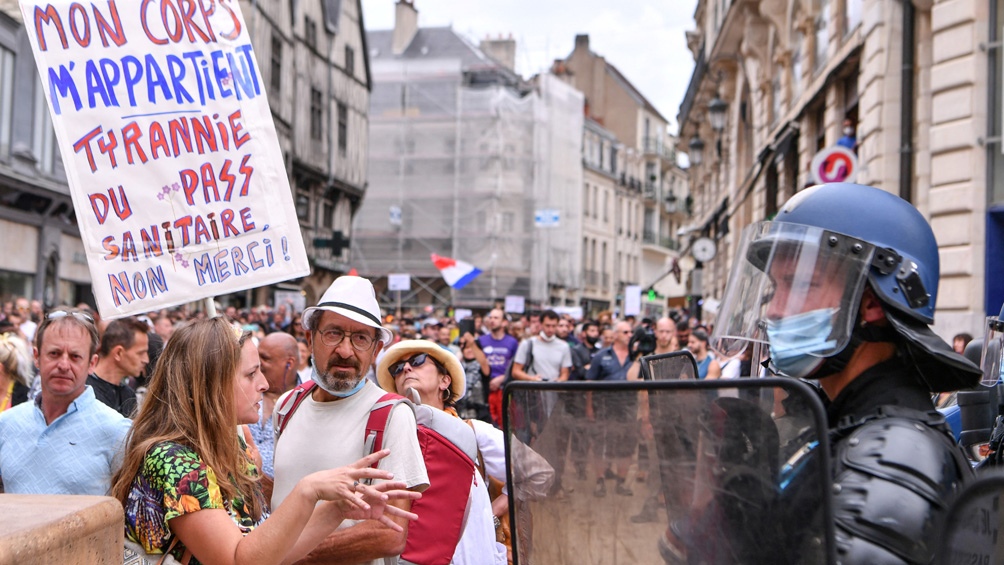 Lee más sobre el artículo Con 76 detenidos , continúan las protestas en Francia contra Pasaporte Covid-19