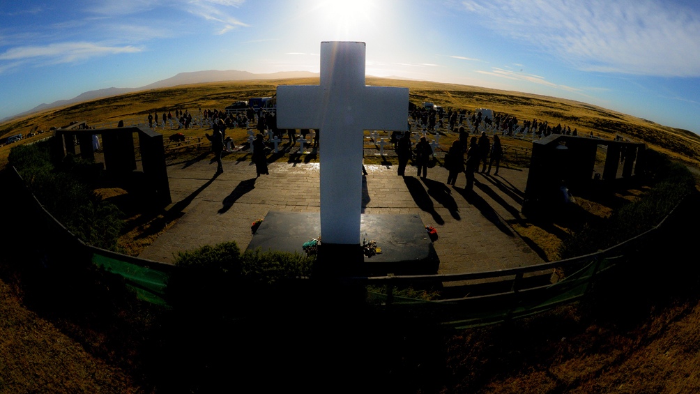 En este momento estás viendo Hallan restos de cinco soldados argentinos en la tumba C.1.10. del cementerio de Darwin
