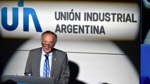 Lee más sobre el artículo La UIA plantea no pagar salarios a quienes no vuelvan a la presencialidad por no vacunarse