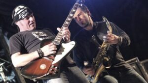 Lee más sobre el artículo La Renga criticó a Milei por cerrar su campaña cantando «Panic Show»