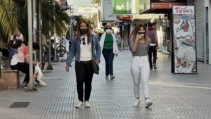 Lee más sobre el artículo Siguen bajando los casos de coronavirus en las provincias y se habilitan más actividades