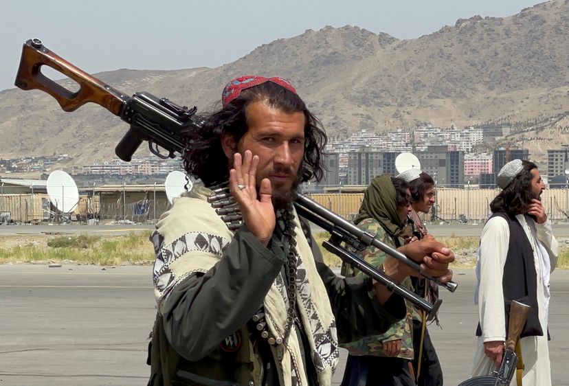 Lee más sobre el artículo Los talibanes celebran con disparos al aire la salida de Kabul del último soldado de EE UU