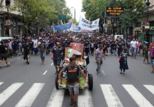 Lee más sobre el artículo Masiva marcha de cartoneros al Congreso en apoyo a la Ley de Envases con Inclusión Social