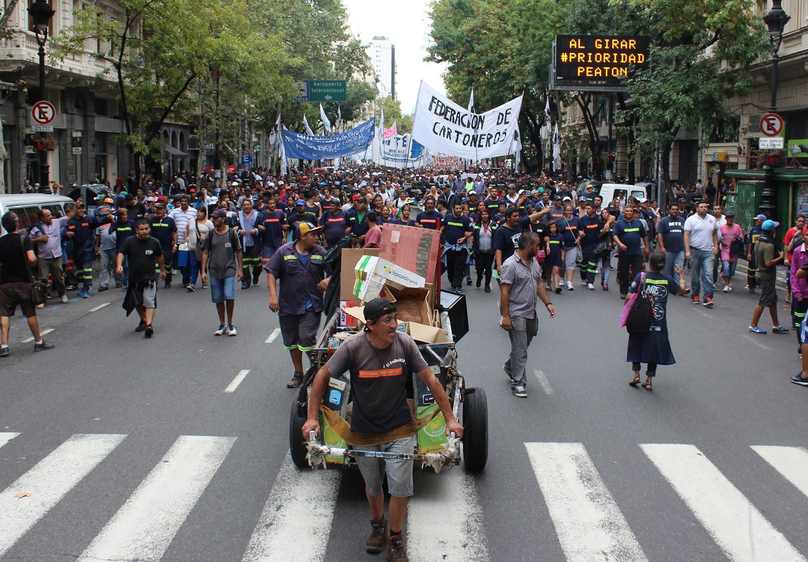 En este momento estás viendo Masiva marcha de cartoneros al Congreso en apoyo a la Ley de Envases con Inclusión Social