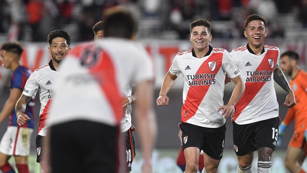 En este momento estás viendo River se lo dio vuelta a San Lorenzo con tres goles de Álvarez y estiró su ventaja