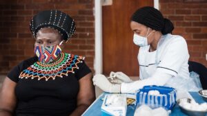 Lee más sobre el artículo África: solo quince países lograron vacunar contra el coronavirus al 10% de su población