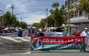 Lee más sobre el artículo Los sindicatos levantan la huelga en Bolivia tras la cesión del presidente