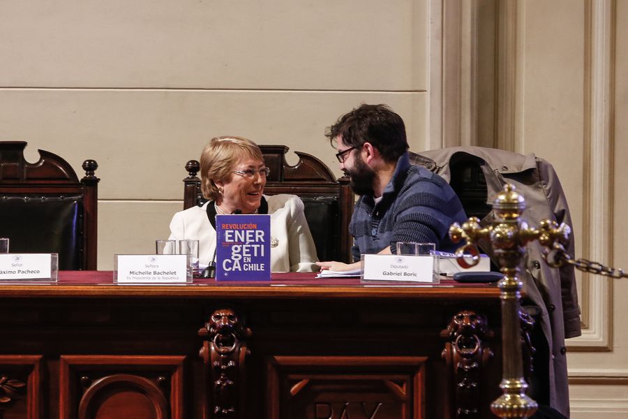 En este momento estás viendo Bachelet brindó su apoyo explícito a Gabriel Boric a cinco días del balotaje