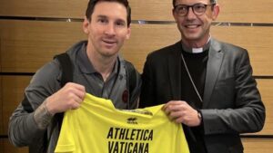 Lee más sobre el artículo Messi recibió una camiseta del equipo del Vaticano firmada por el papa Francisco
