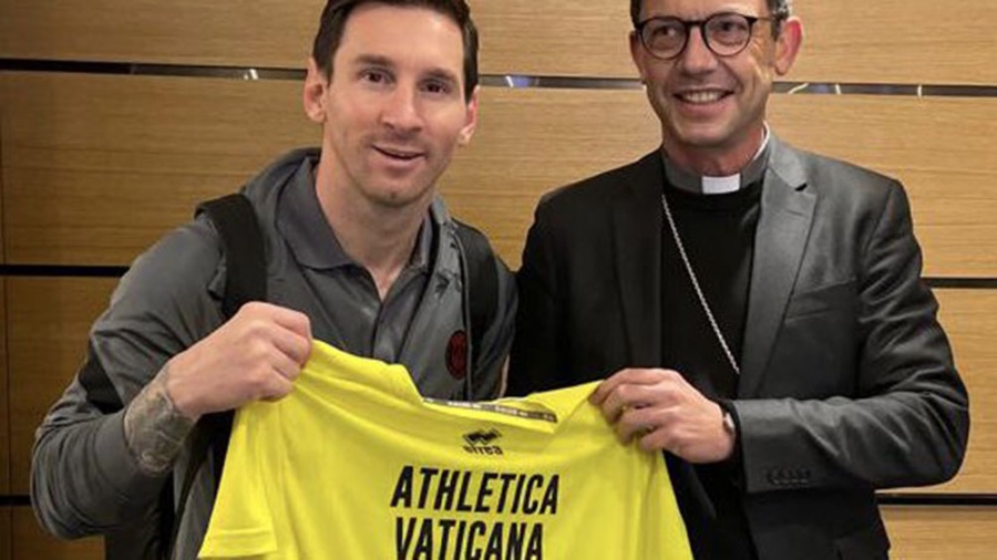 En este momento estás viendo Messi recibió una camiseta del equipo del Vaticano firmada por el papa Francisco
