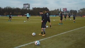 Lee más sobre el artículo Messi trabajó a la par del grupo y todo indica que será titular ante Venezuela