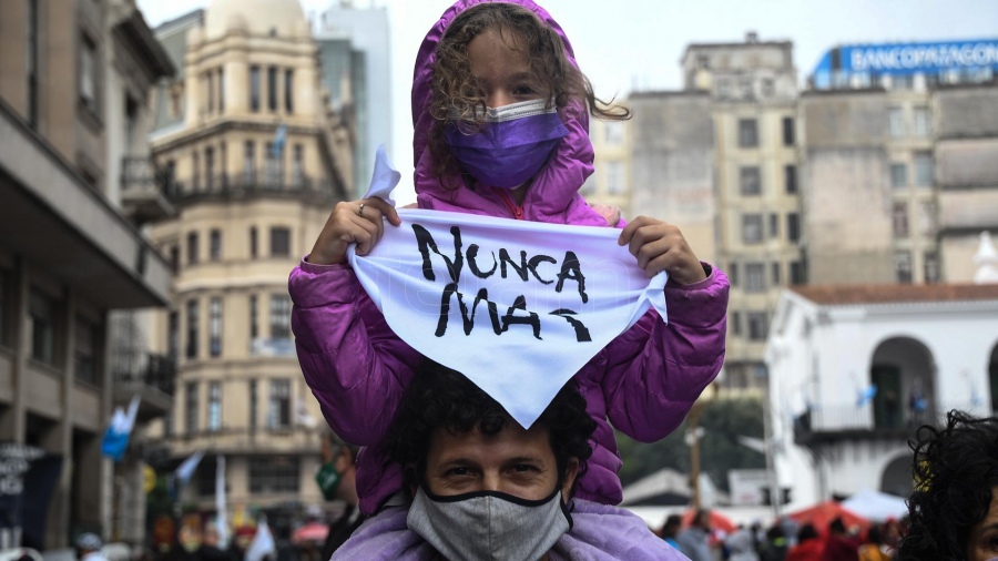 En este momento estás viendo Una multitud congregada en la Plaza de Mayo conmemoró el Día de la Memoria