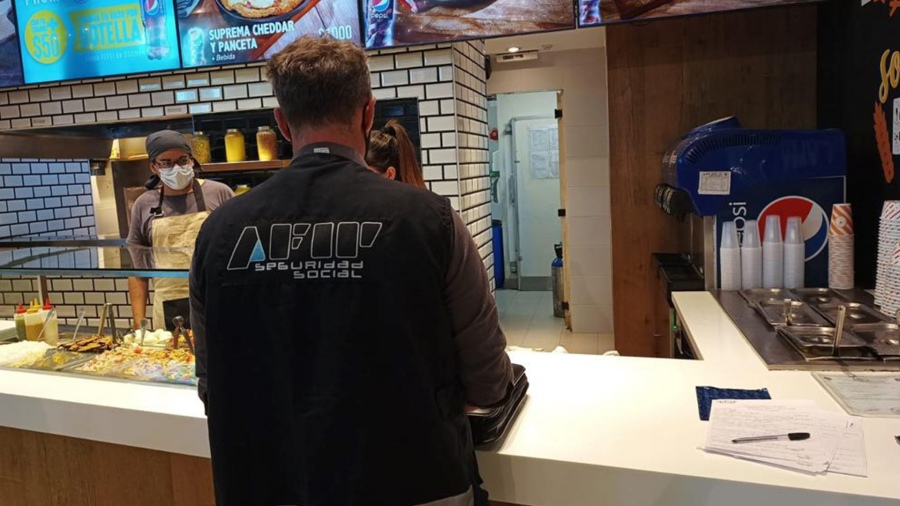 Lee más sobre el artículo La AFIP detectó incumplimiento laboral en locales gastronómicos de shoppings