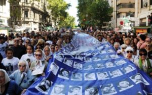 Lee más sobre el artículo La Plaza de Mayo vuelve a ser el epicentro de la conmemoración a 46 años del golpe