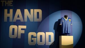 Lee más sobre el artículo La camiseta de Maradona se vendió en casi nueve millones de dólares