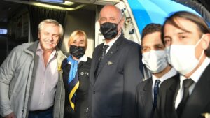 Lee más sobre el artículo El Presidente llegó a Madrid: hoy se reúne con Pedro Sánchez y el rey Felipe