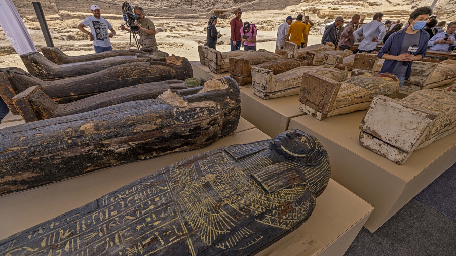 Lee más sobre el artículo Descubren 250 sarcófagos y 150 estatuas del siglo V antes de Cristo cerca de El Cairo