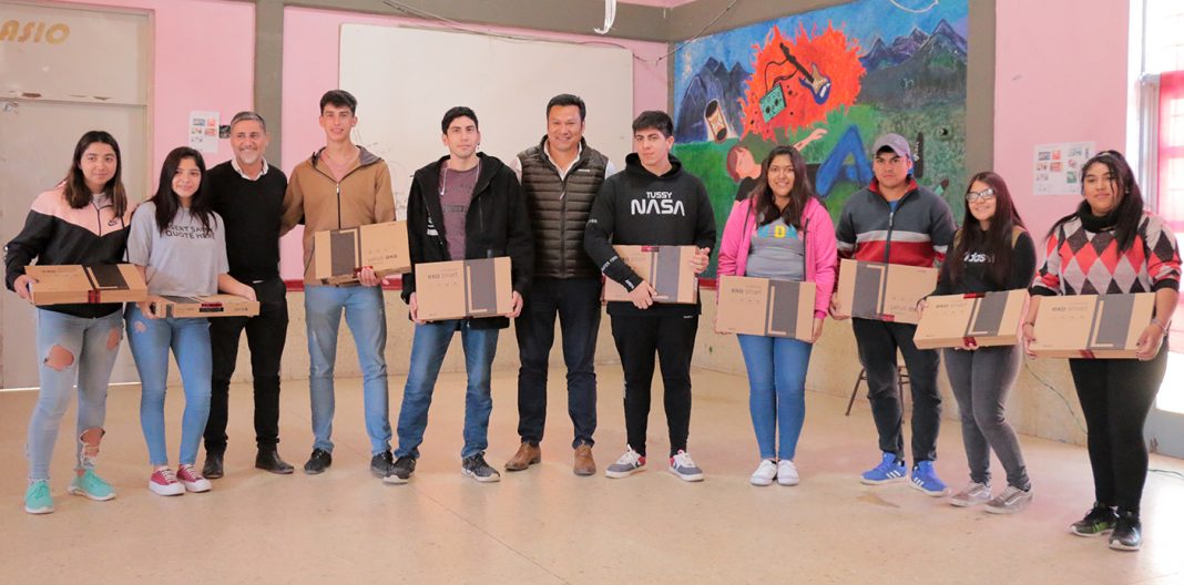 En este momento estás viendo Educación entregó más de 700 notebooks
