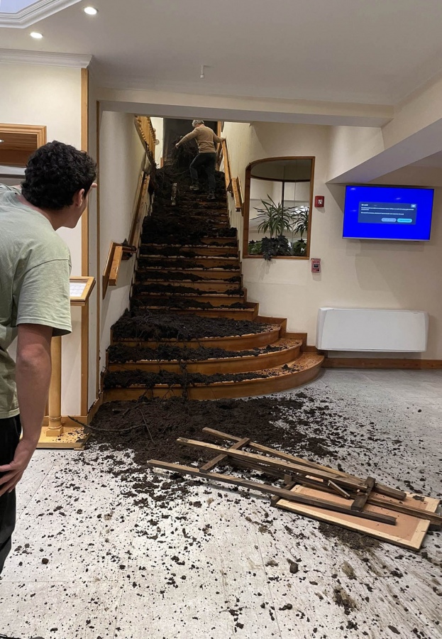 En este momento estás viendo Bariloche: tras el alud que se metió en un hotel y dejó un muerto, buscan a una pareja