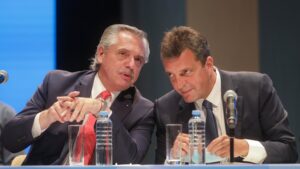 Lee más sobre el artículo El Presidente reorganizó las áreas económicas y designó a Massa en un ministerio ampliado