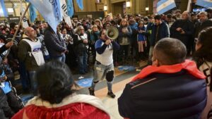 Lee más sobre el artículo Movimientos sociales anunciaron una marcha y cortes para el 20 por un salario básico universal