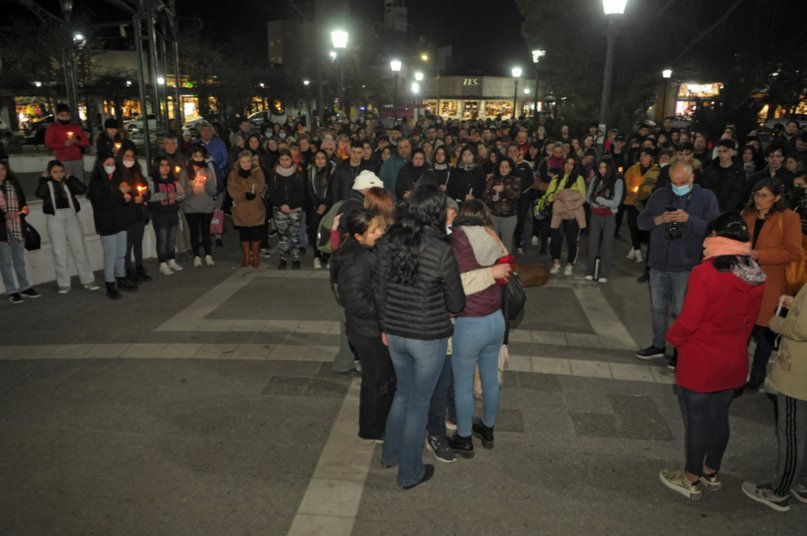 Lee más sobre el artículo Una emotiva marcha recorrió Cipolletti pidiendo justicia por Agustina
