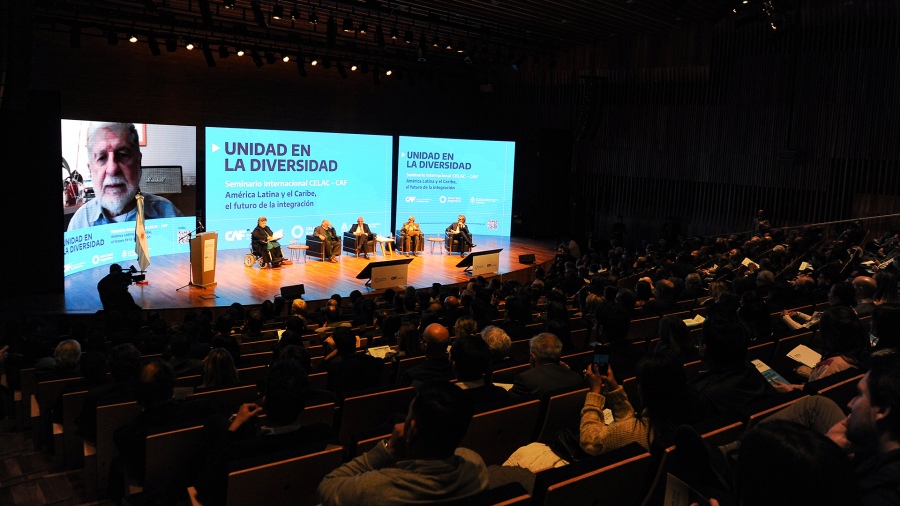 En este momento estás viendo Mujica y Samper llamaron a «empoderar» la Celac para la integración regional