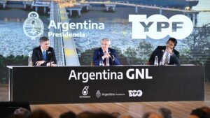 Lee más sobre el artículo YPF y Petronas acuerdan desarrollar el GNL en Argentina con gas de Vaca Muerta