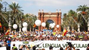 Lee más sobre el artículo Una multitud se manifestó en Barcelona a favor del idioma castellano en las escuelas