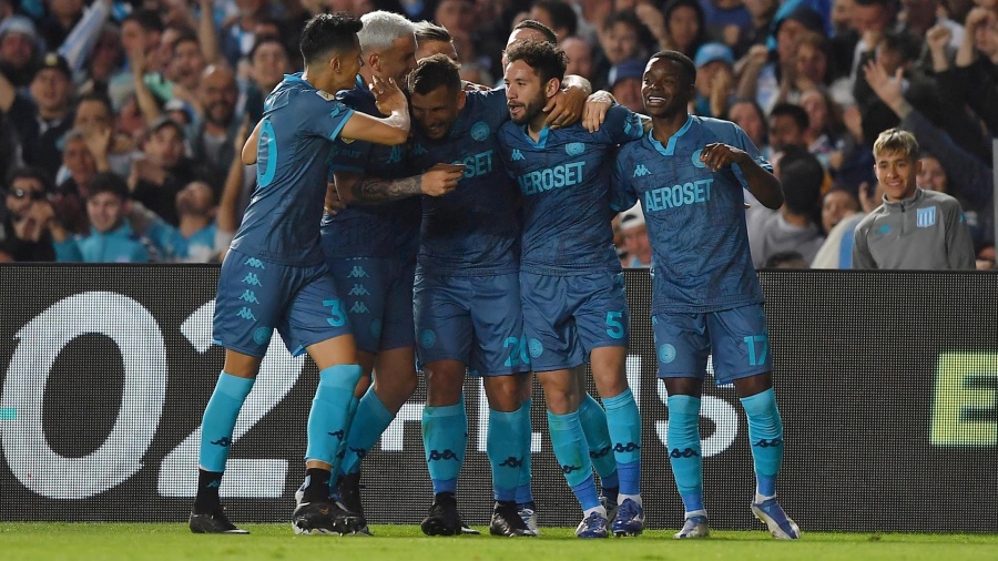 En este momento estás viendo Racing venció al «Decano», lo alcanzó en el segundo puesto y clasificó a la Libertadores