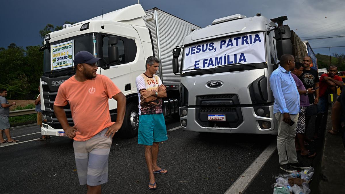 Lee más sobre el artículo Camioneros y manifestantes bolsonaristas cortaron rutas y aislaron el centro de Brasilia
