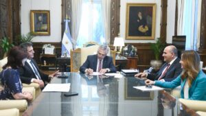 Lee más sobre el artículo El Presidente firmó un decreto para vincular planes sociales con empleo genuino