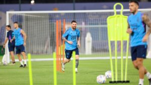 Lee más sobre el artículo Messi participó de la práctica, pero Scaloni aún no define el equipo
