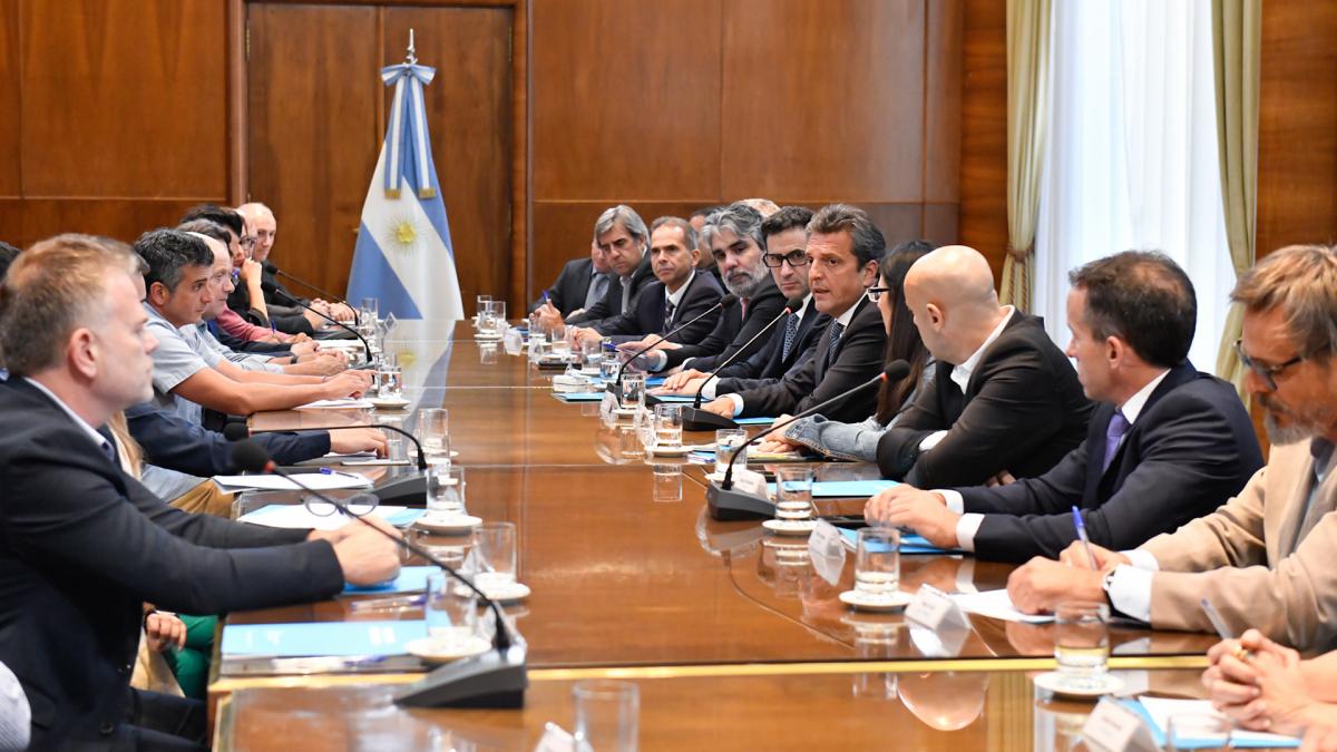 Lee más sobre el artículo El Gobierno acordó con el sector del calzado deportivo una rebaja del 15% en los precios