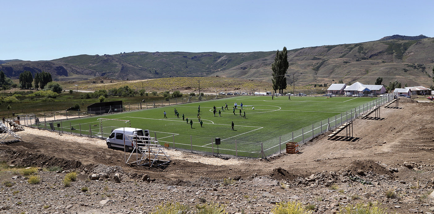 En este momento estás viendo Se inauguró la primera cancha de fútbol de césped sintético en una comunidad mapuche