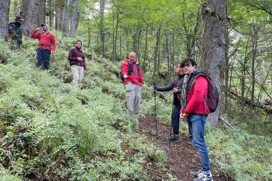 En este momento estás viendo Franceses visitan Villa la Angostura para llevar adelante una red de senderismo