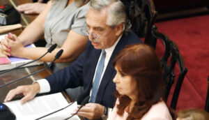 Lee más sobre el artículo Fernández criticó a la Corte y dijo que “la mejor política social es generar trabajo”