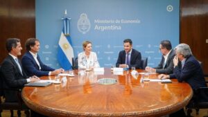 Lee más sobre el artículo Aumentos en combustibles: Gobierno acordó con petroleras subas del 4% mensual hasta agosto