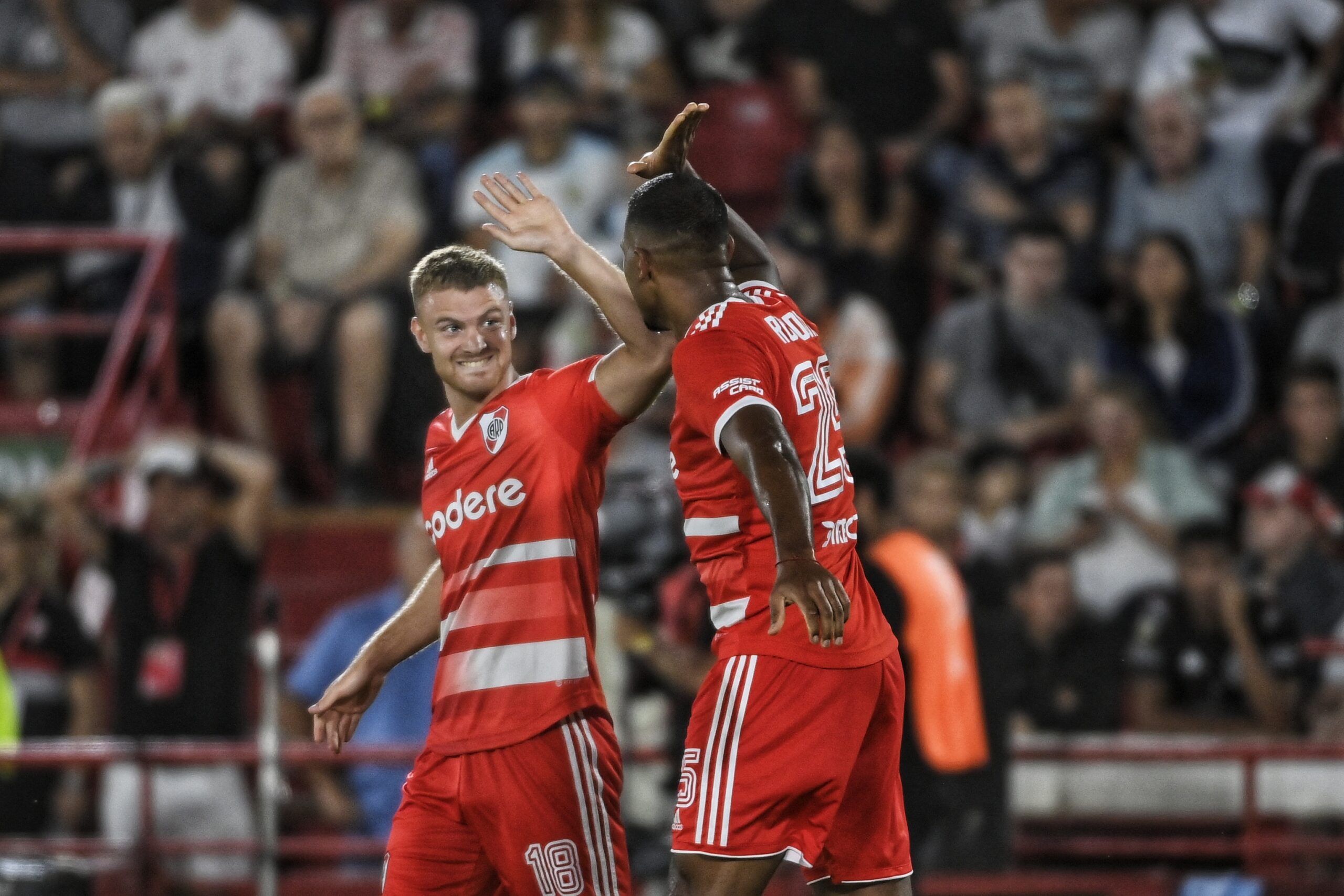 En este momento estás viendo River goleó a Huracán con un doblete de Salomón Rondón y se afirmó como líder