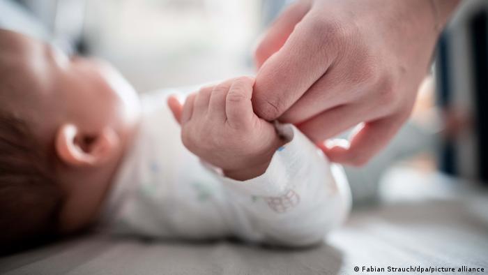 Lee más sobre el artículo Nace el primer bebé en Reino Unido con ADN de tres personas