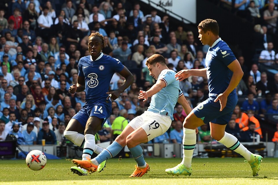 Lee más sobre el artículo Julián Alvarez celebró marcando un gol, su primer título de liga con Manchester City